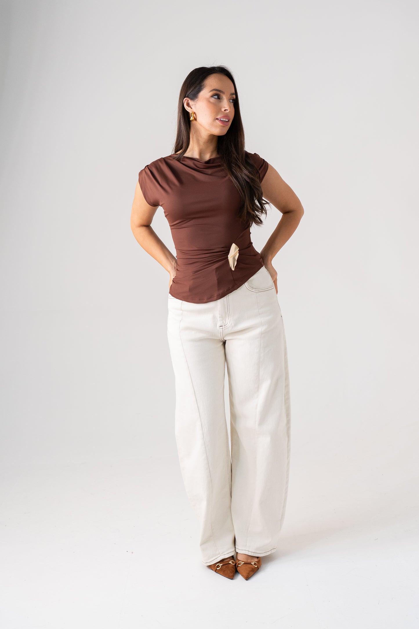 Millie Slash Neck Ruched Top In Coffee