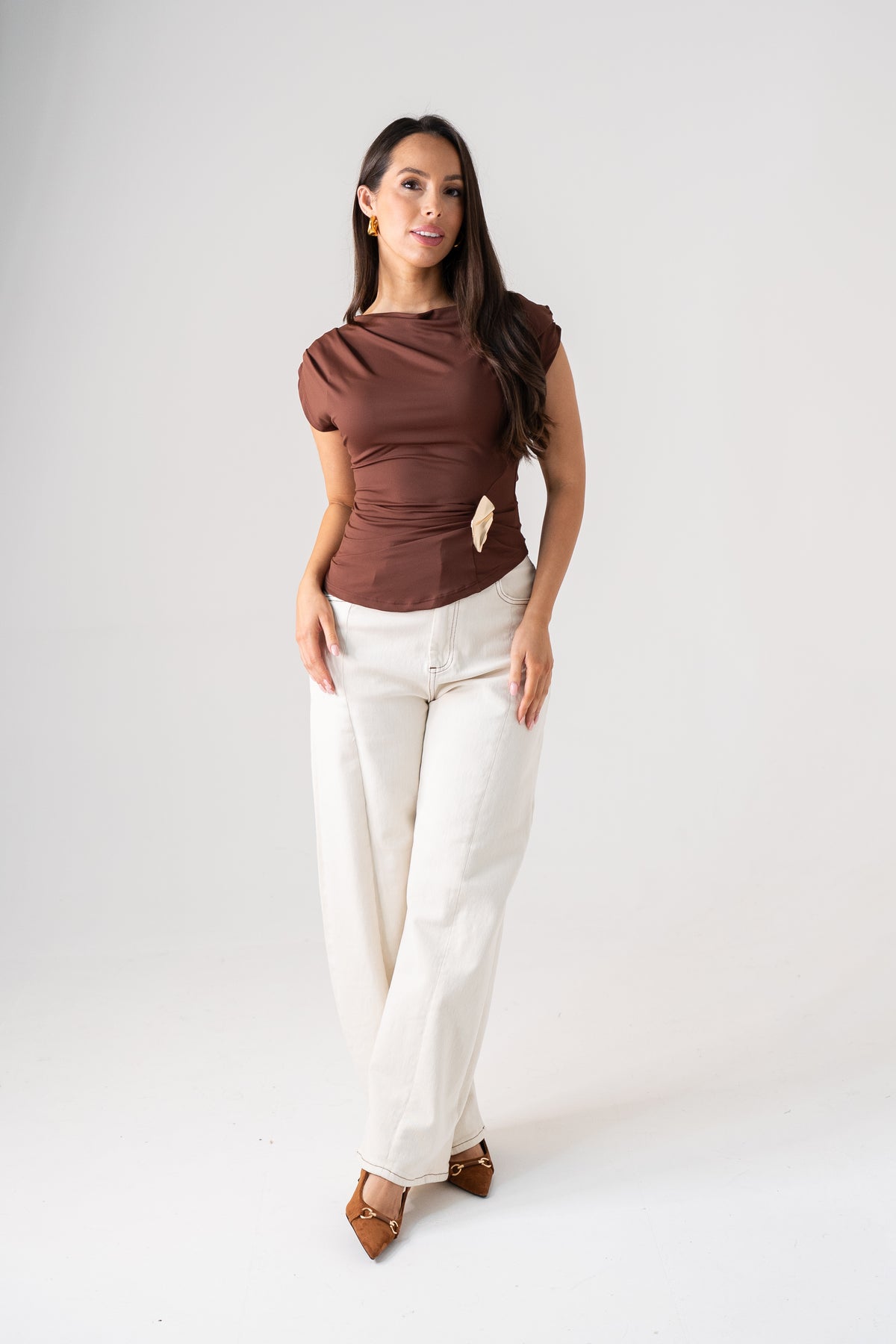 Millie Slash Neck Ruched Top In Coffee