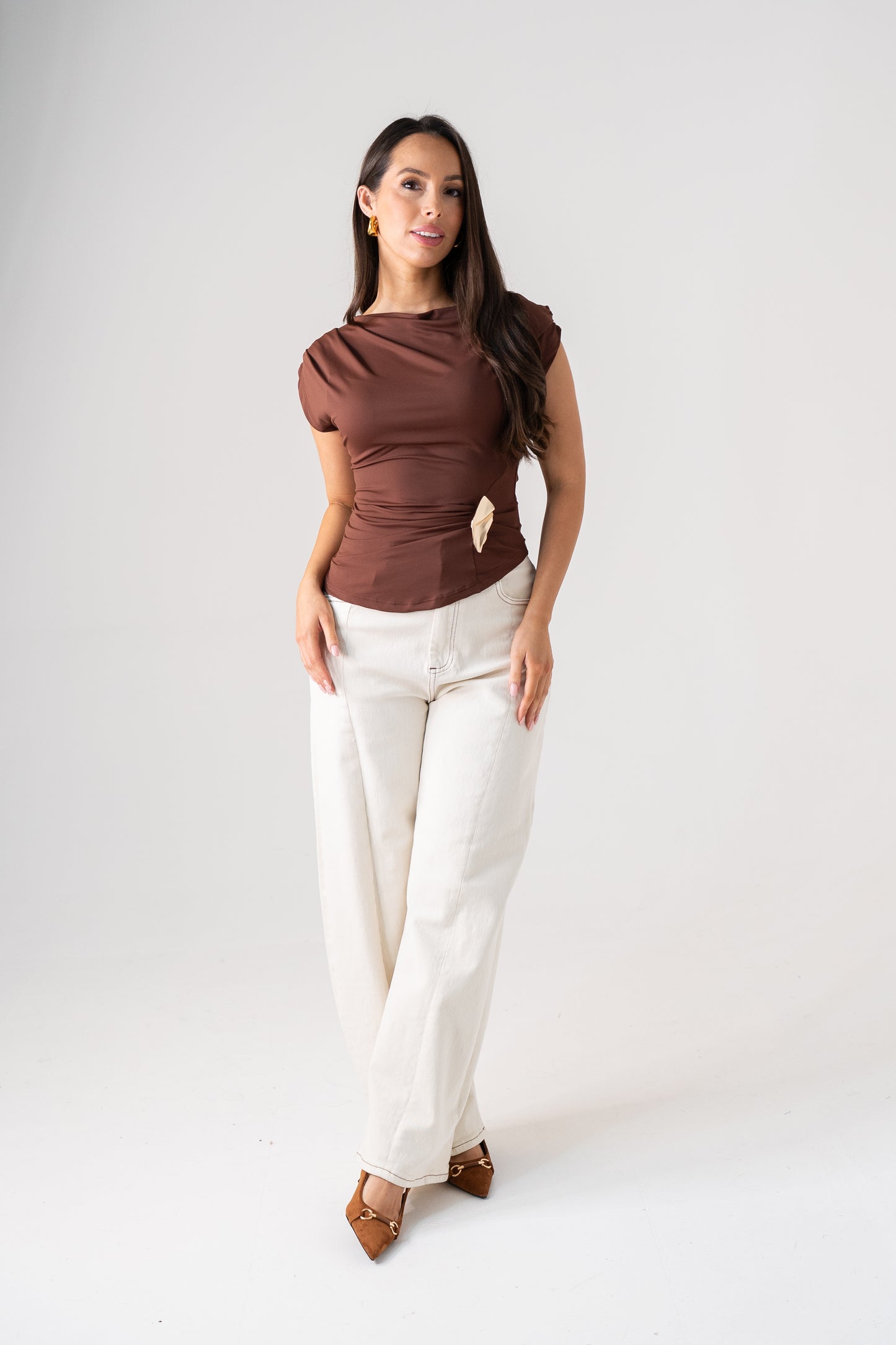 Millie Slash Neck Ruched Top In Coffee