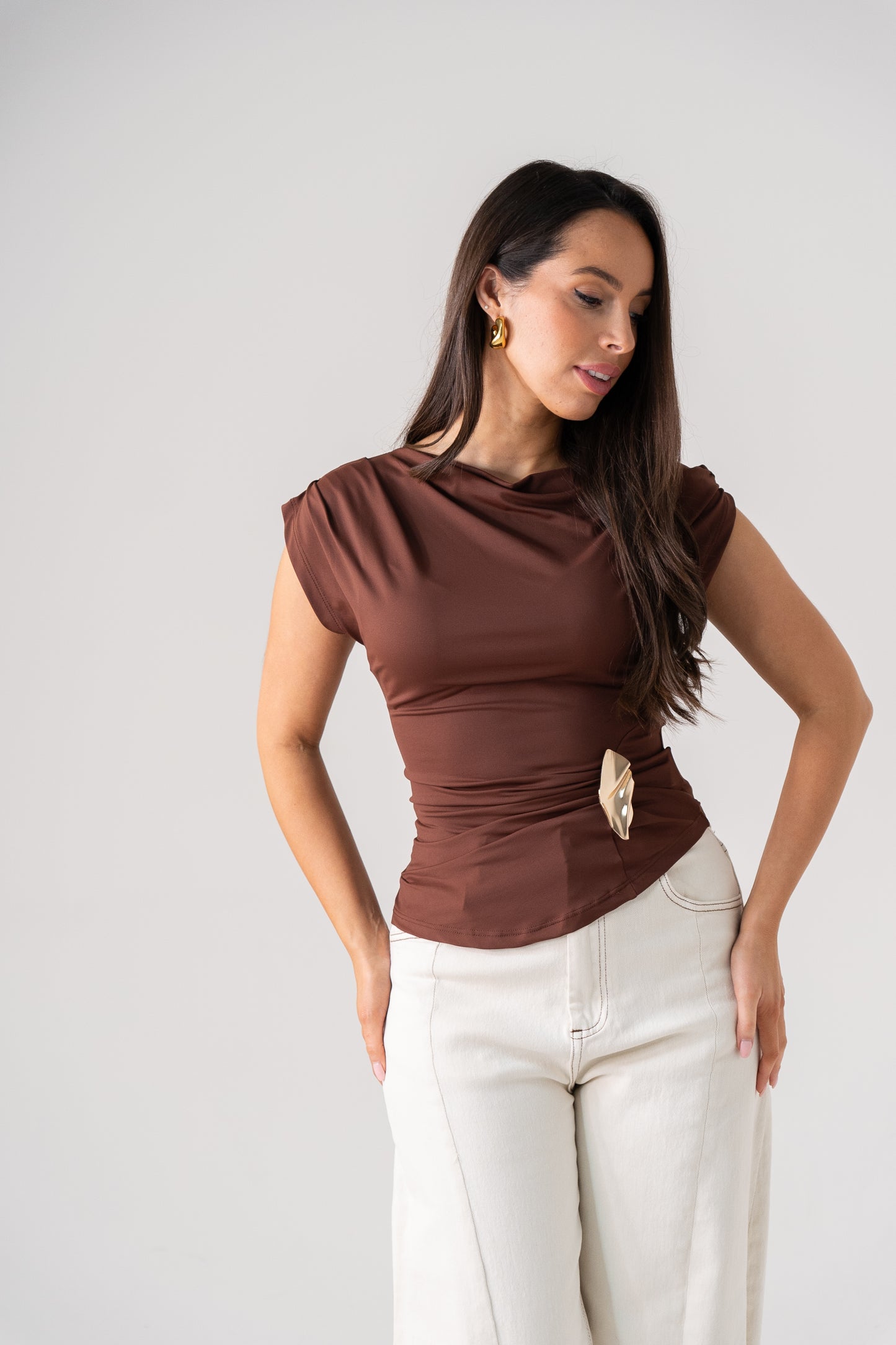 Millie Slash Neck Ruched Top In Coffee