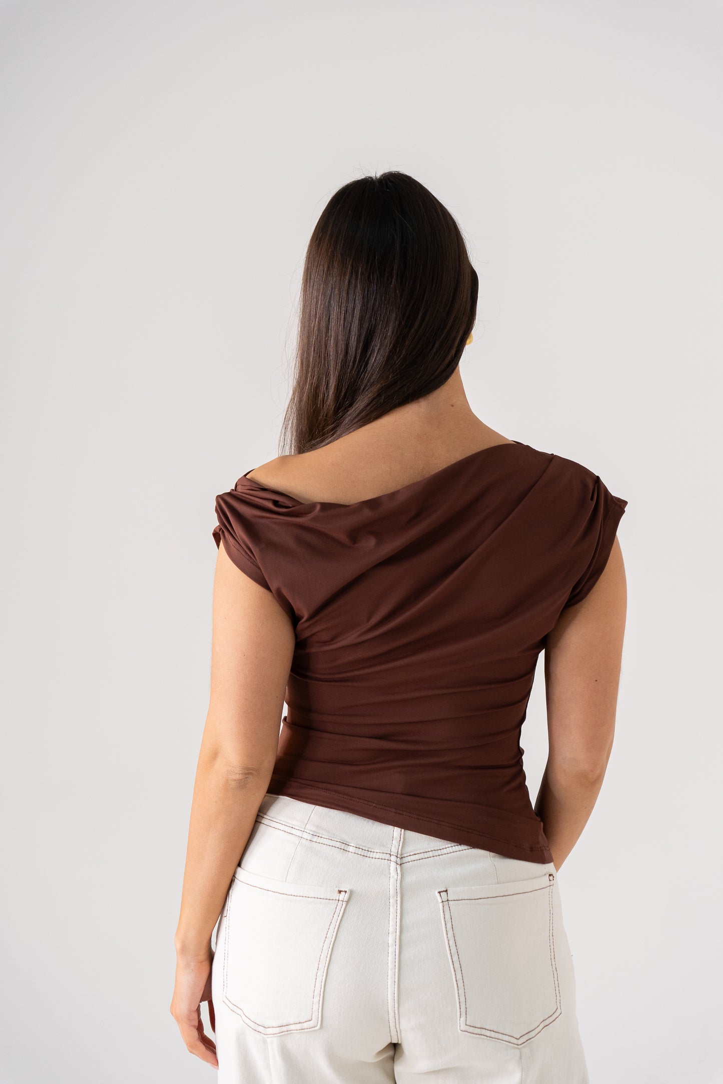 Millie Slash Neck Ruched Top In Coffee