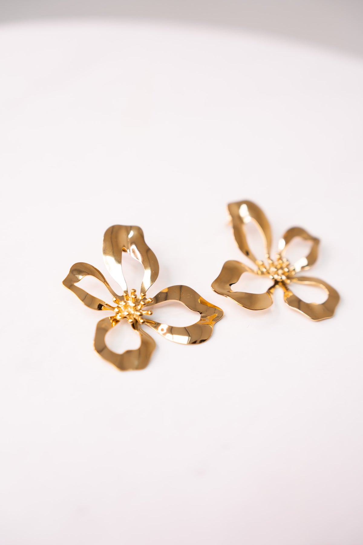 Olive Cut Out Flower Earring In Gold