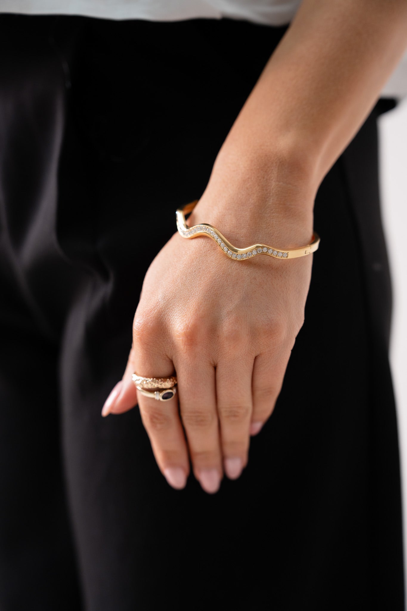 Olive Diamante Wave Bangle In Gold