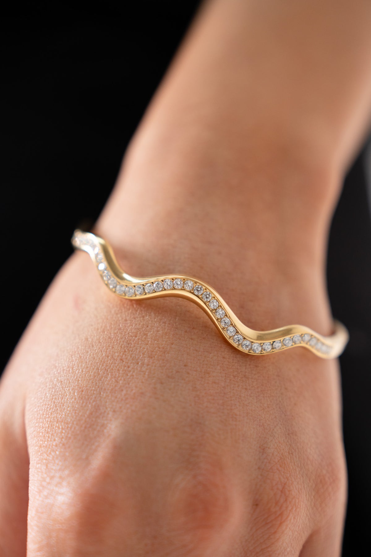 Olive Diamante Wave Bangle In Gold