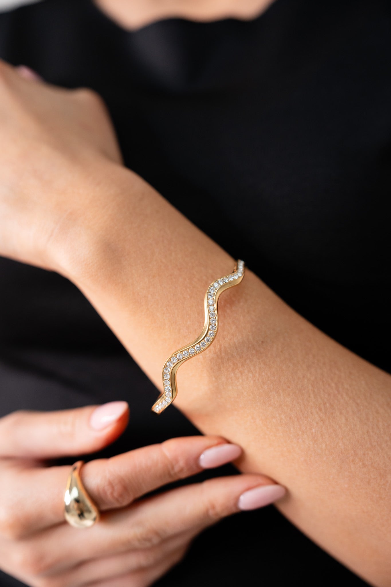 Olive Diamante Wave Bangle In Gold