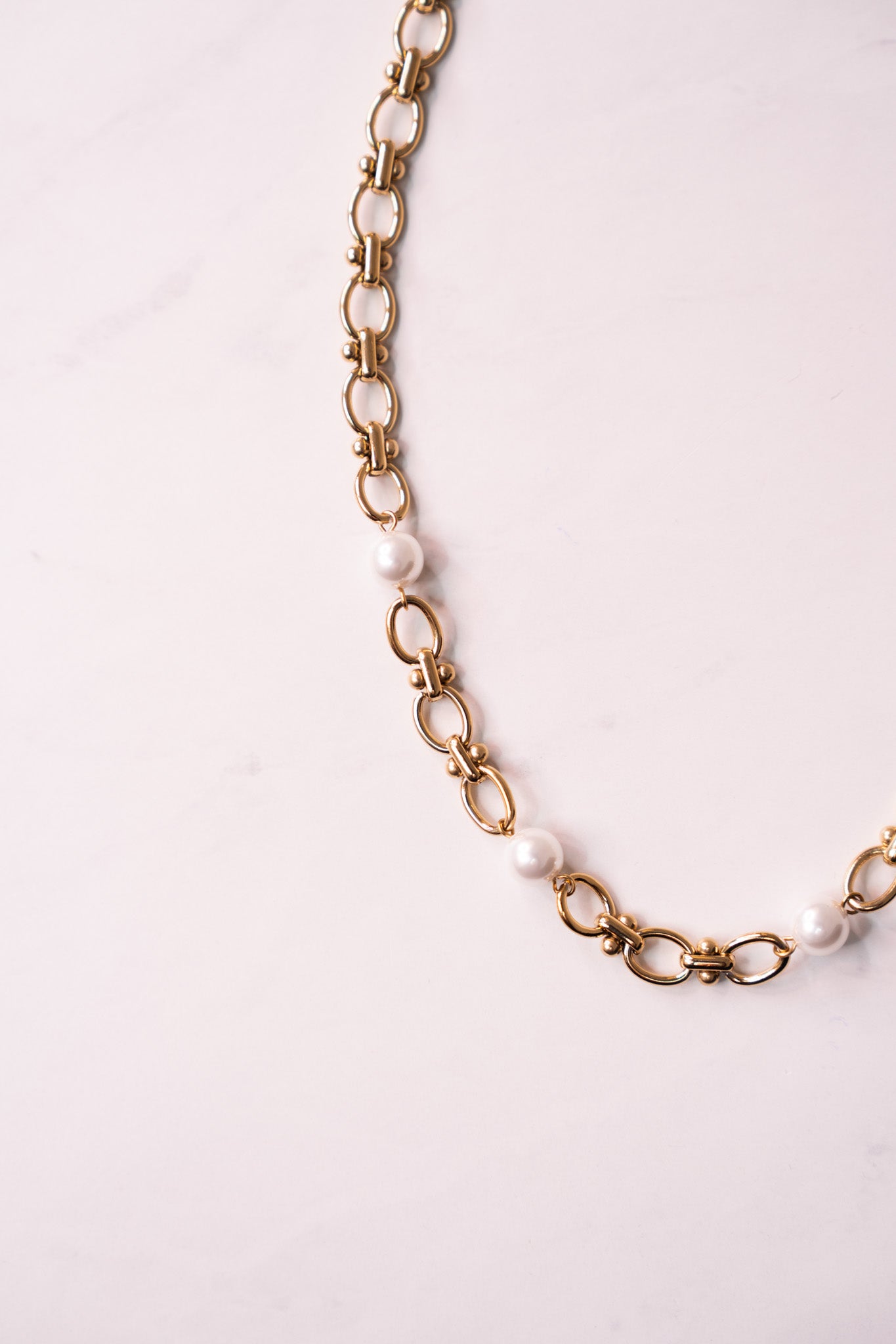 Olive Linked Necklace With Pearls In Gold