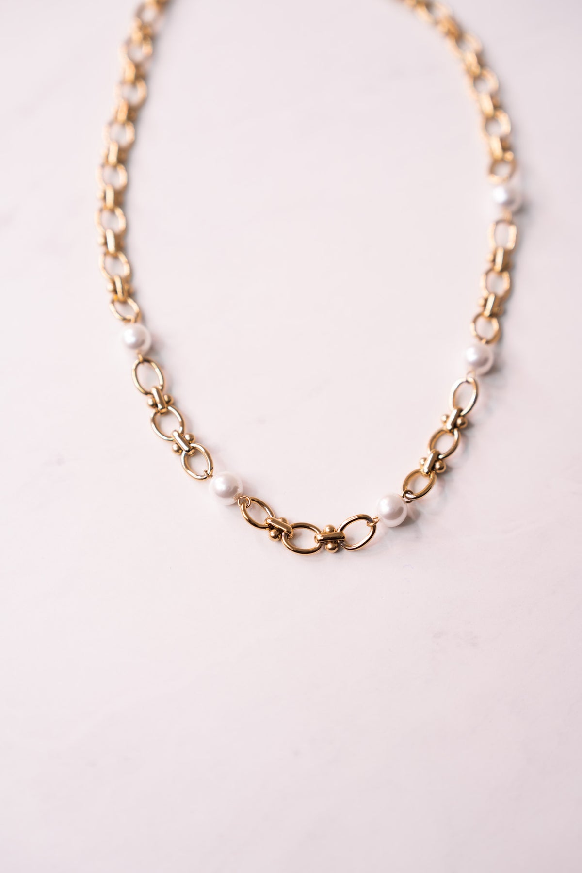 Olive Linked Necklace With Pearls In Gold