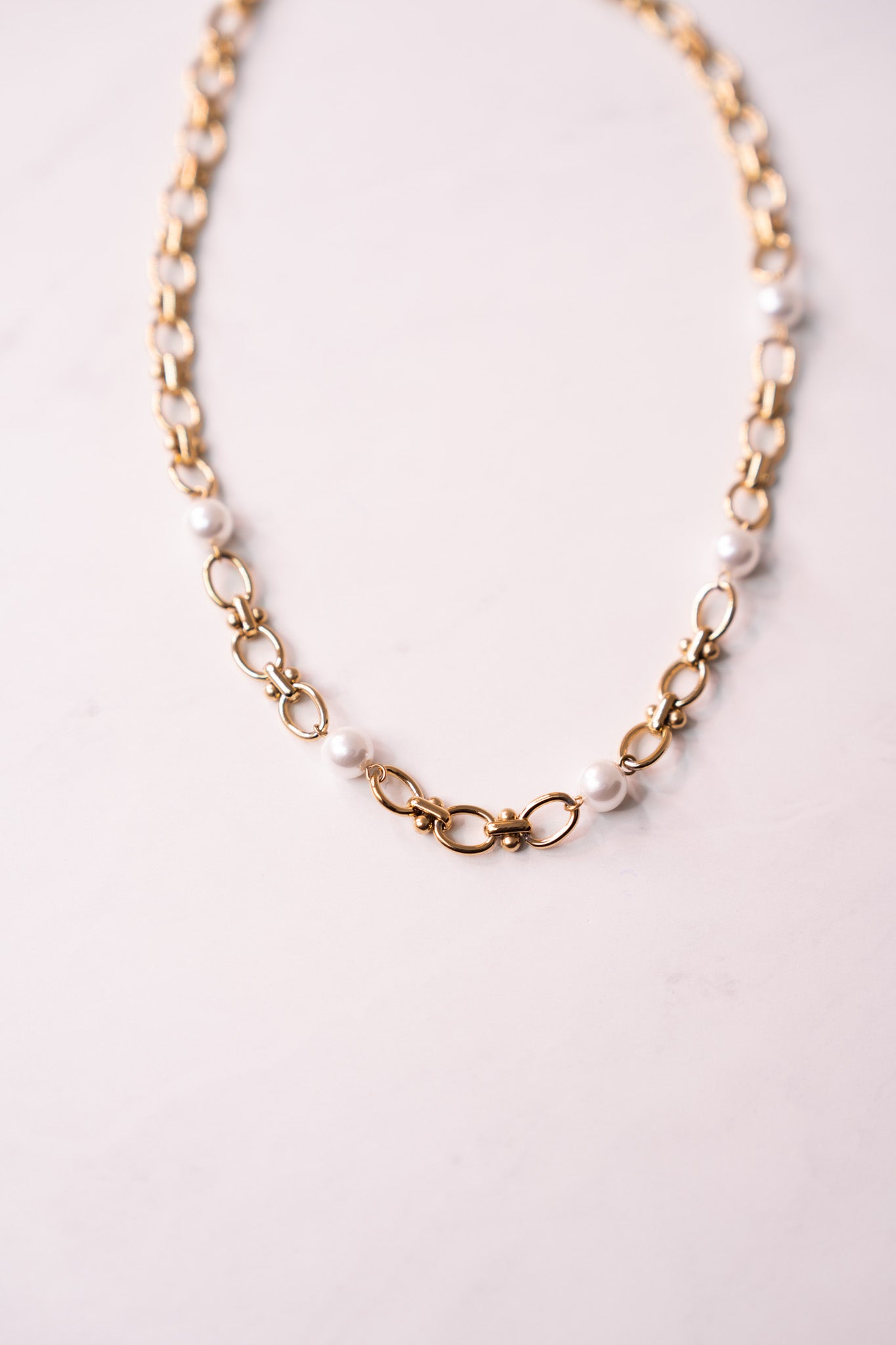 Olive Linked Necklace With Pearls In Gold