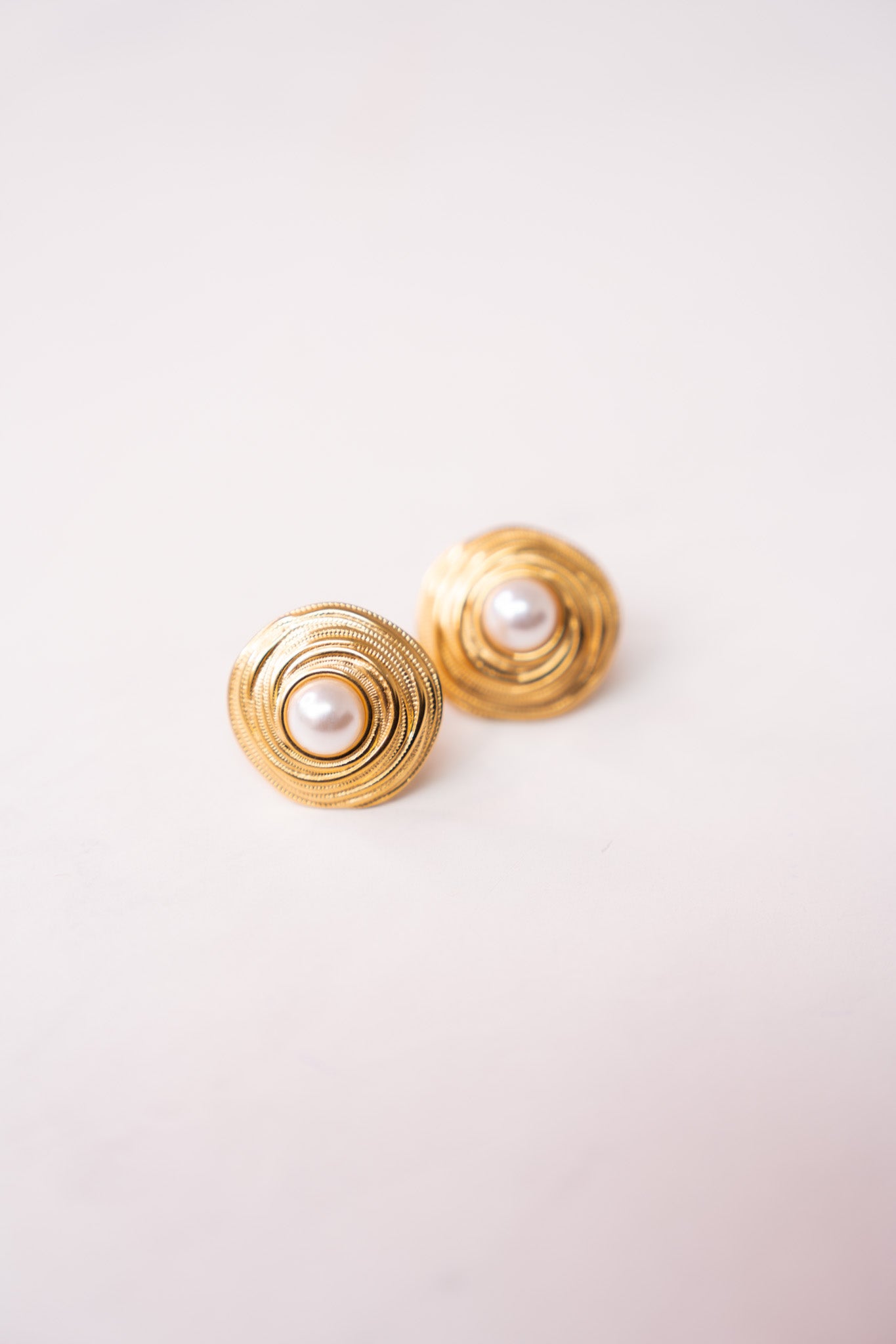 Olive Swirl Pearl Earrings In Gold