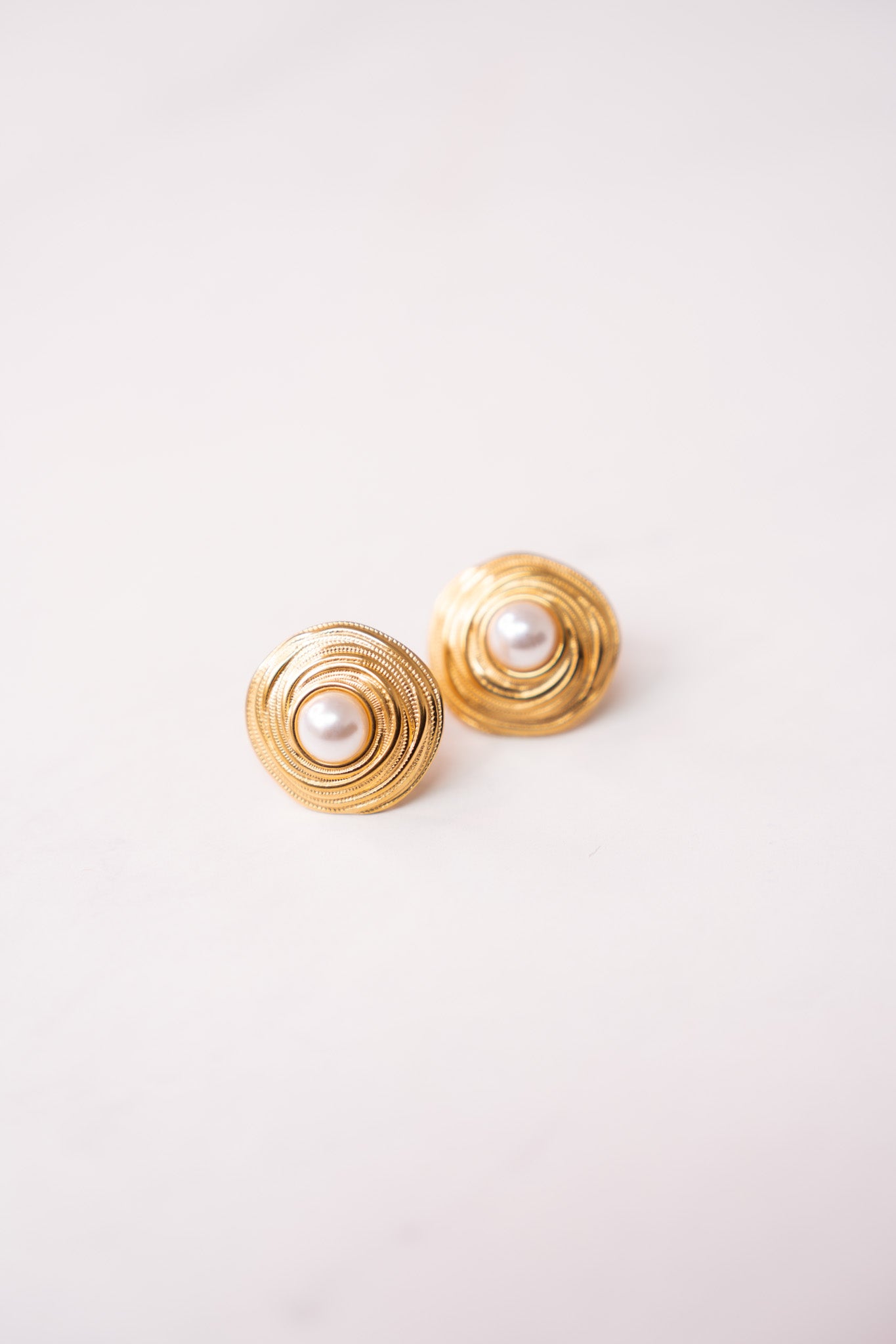 Olive Swirl Pearl Earrings In Gold