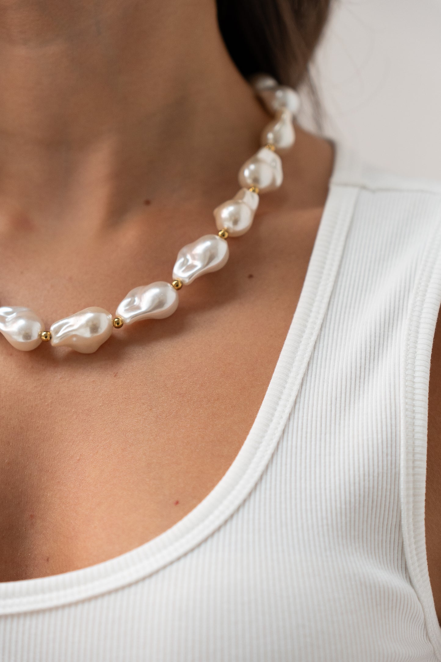 Olive Pearl Necklace In White