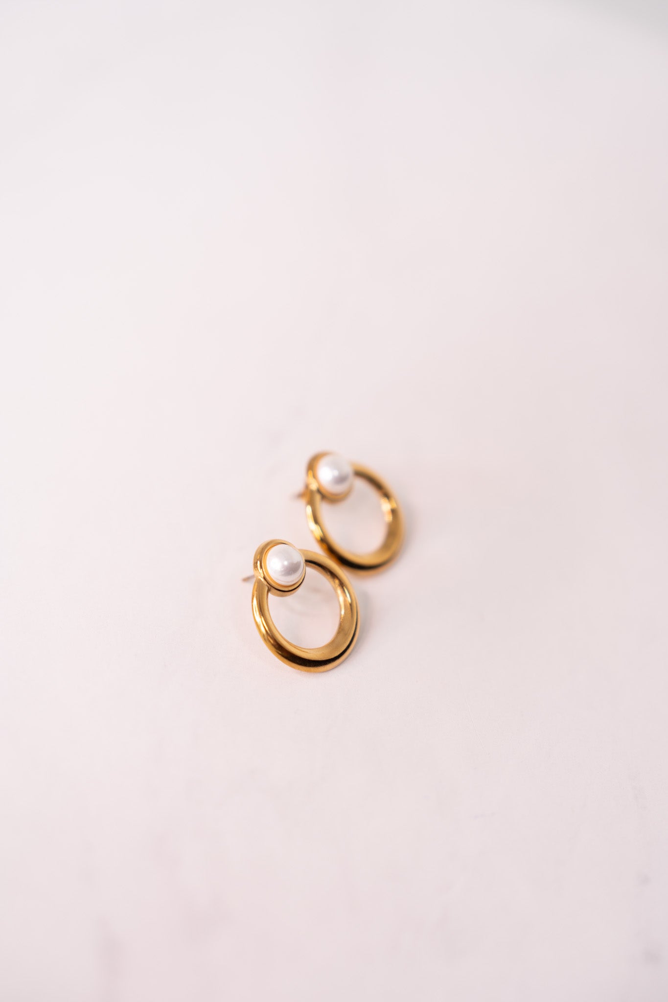 Olive Pearl Detail Circle Earrings In Gold