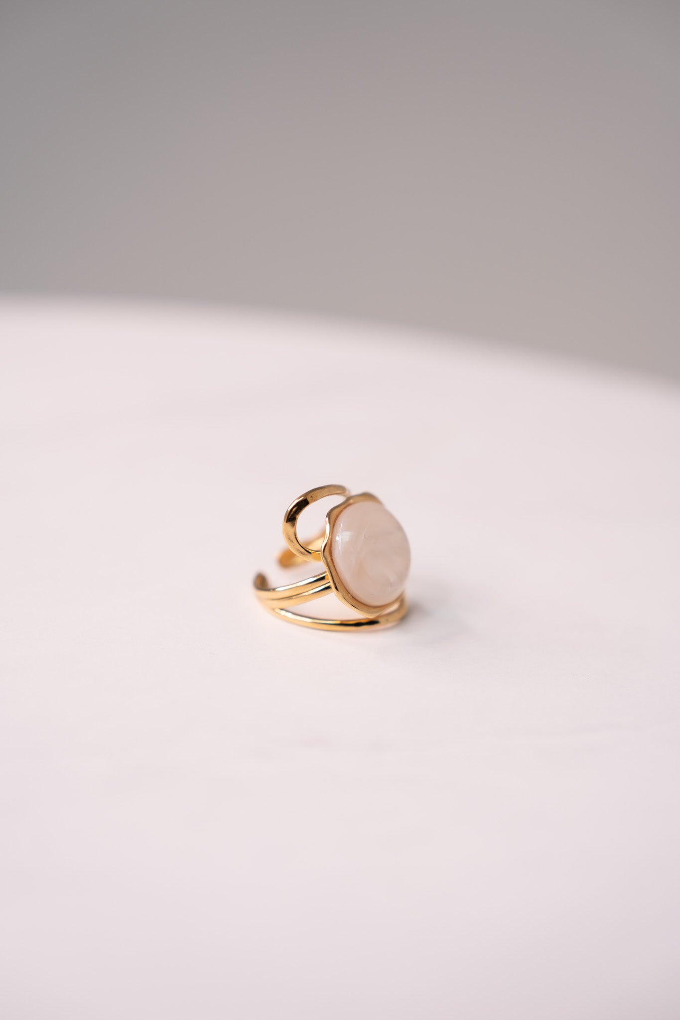 Olive White Stone Twist Ring In Gold