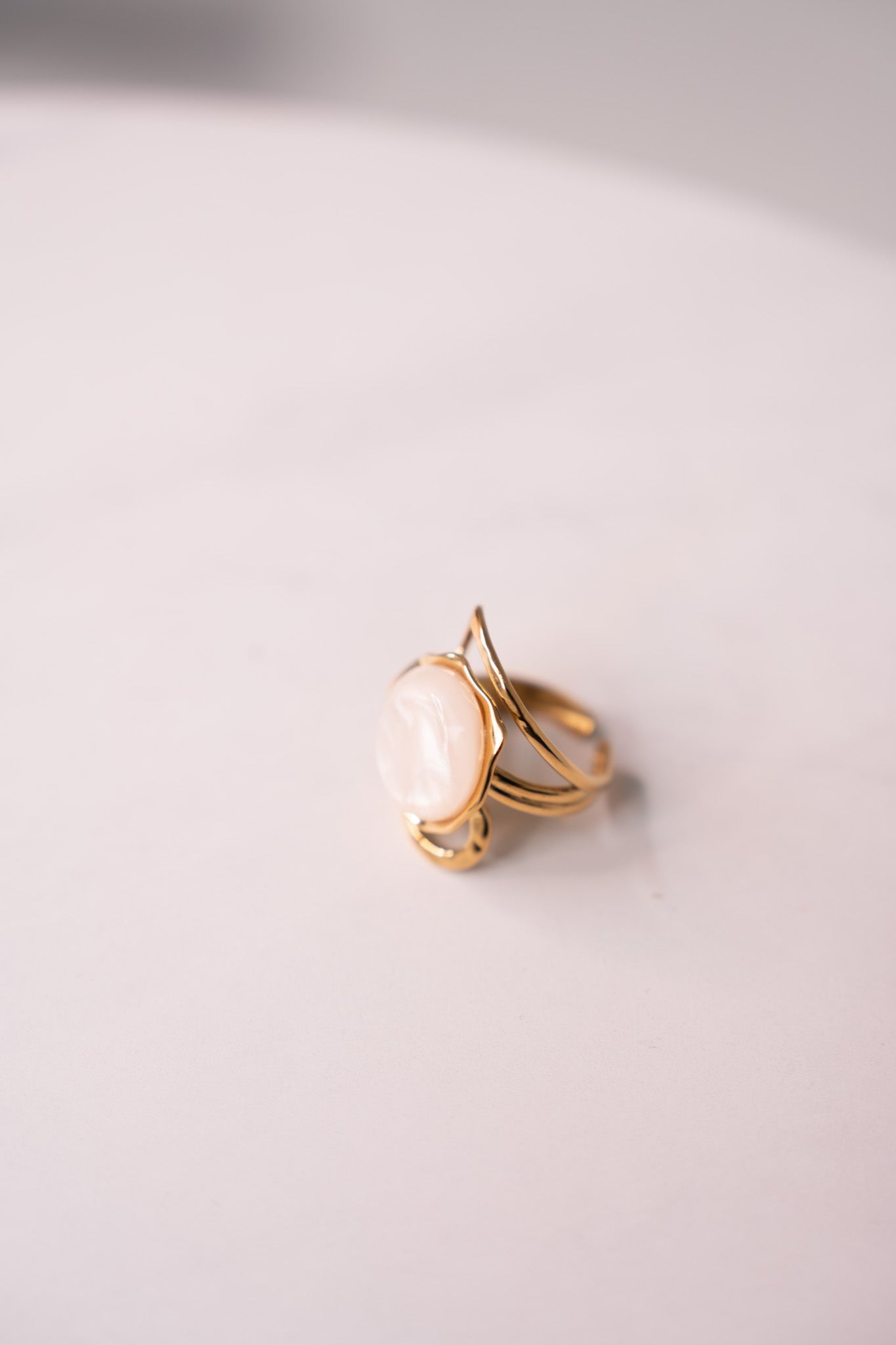 Olive White Stone Twist Ring In Gold