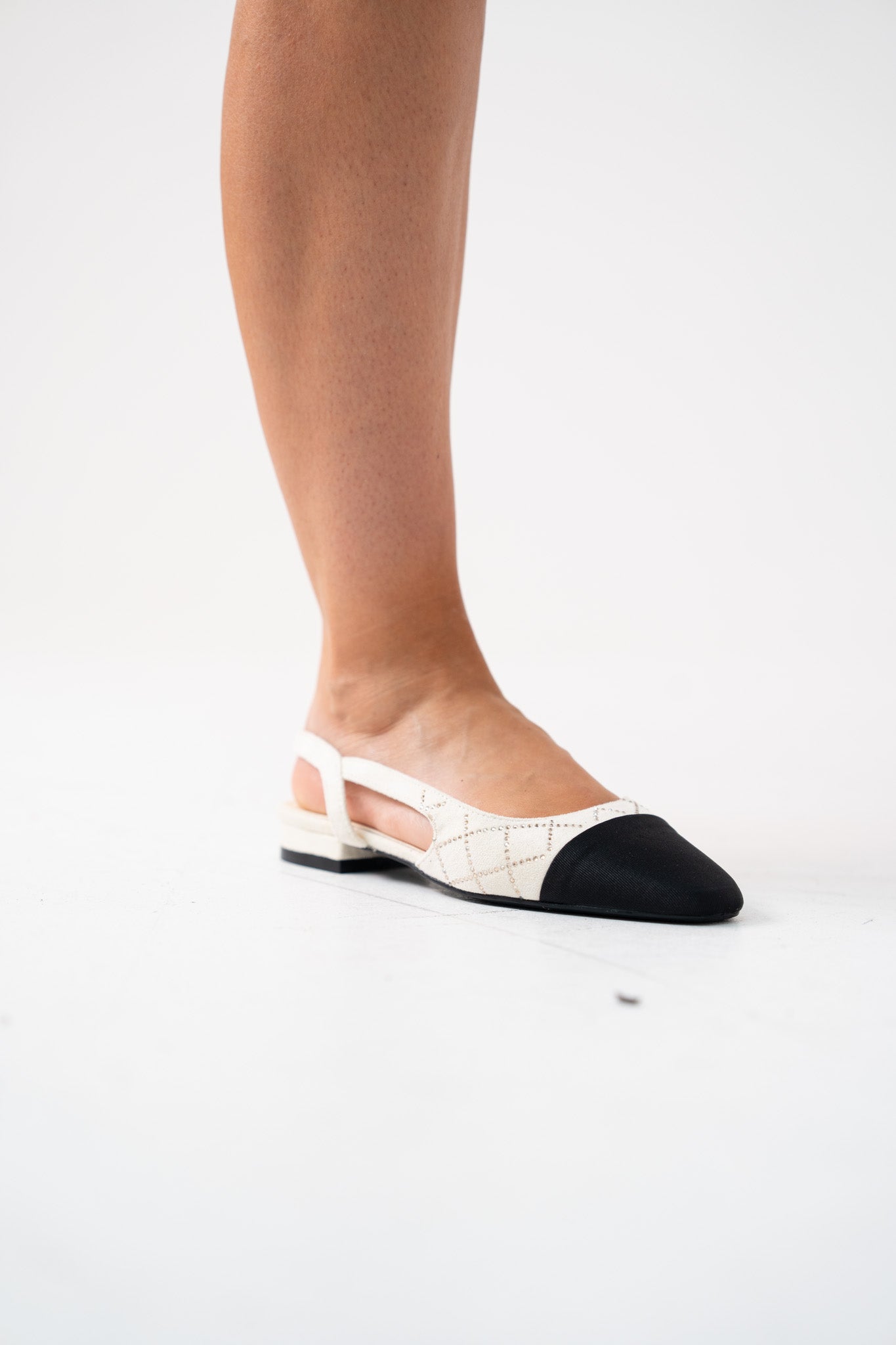 Sadie Contrast Toe Pumps In Neutral