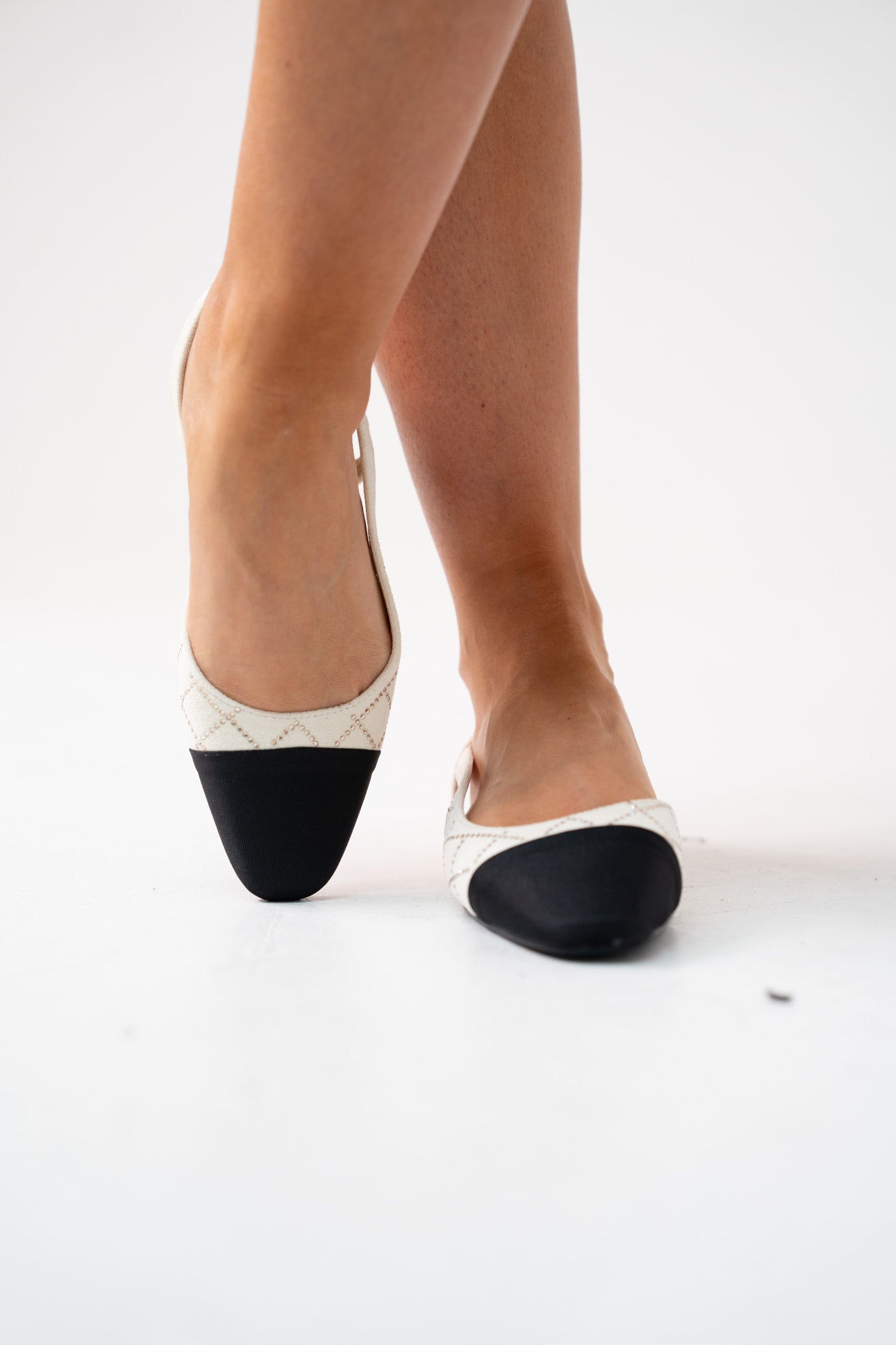 Sadie Contrast Toe Pumps In Neutral