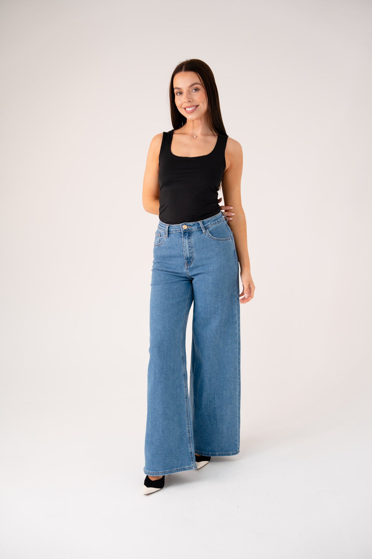 Love Laura Carrot Barrell Jeans In Mid Wash
