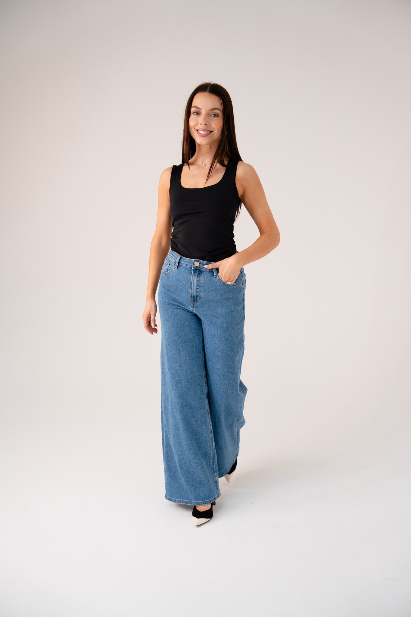 Love Laura Carrot Barrell Jeans In Mid Wash