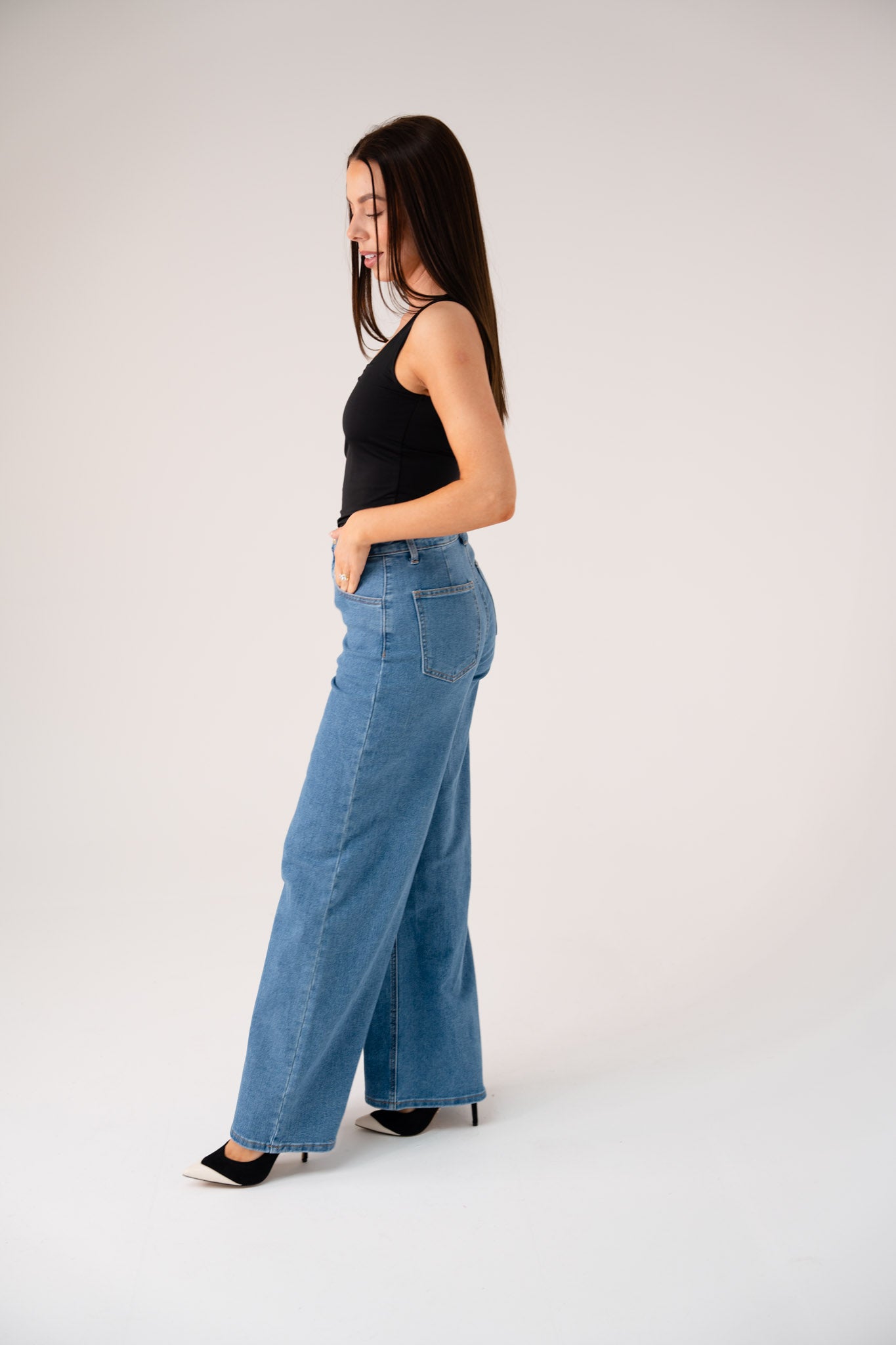 Love Laura Carrot Barrell Jeans In Mid Wash