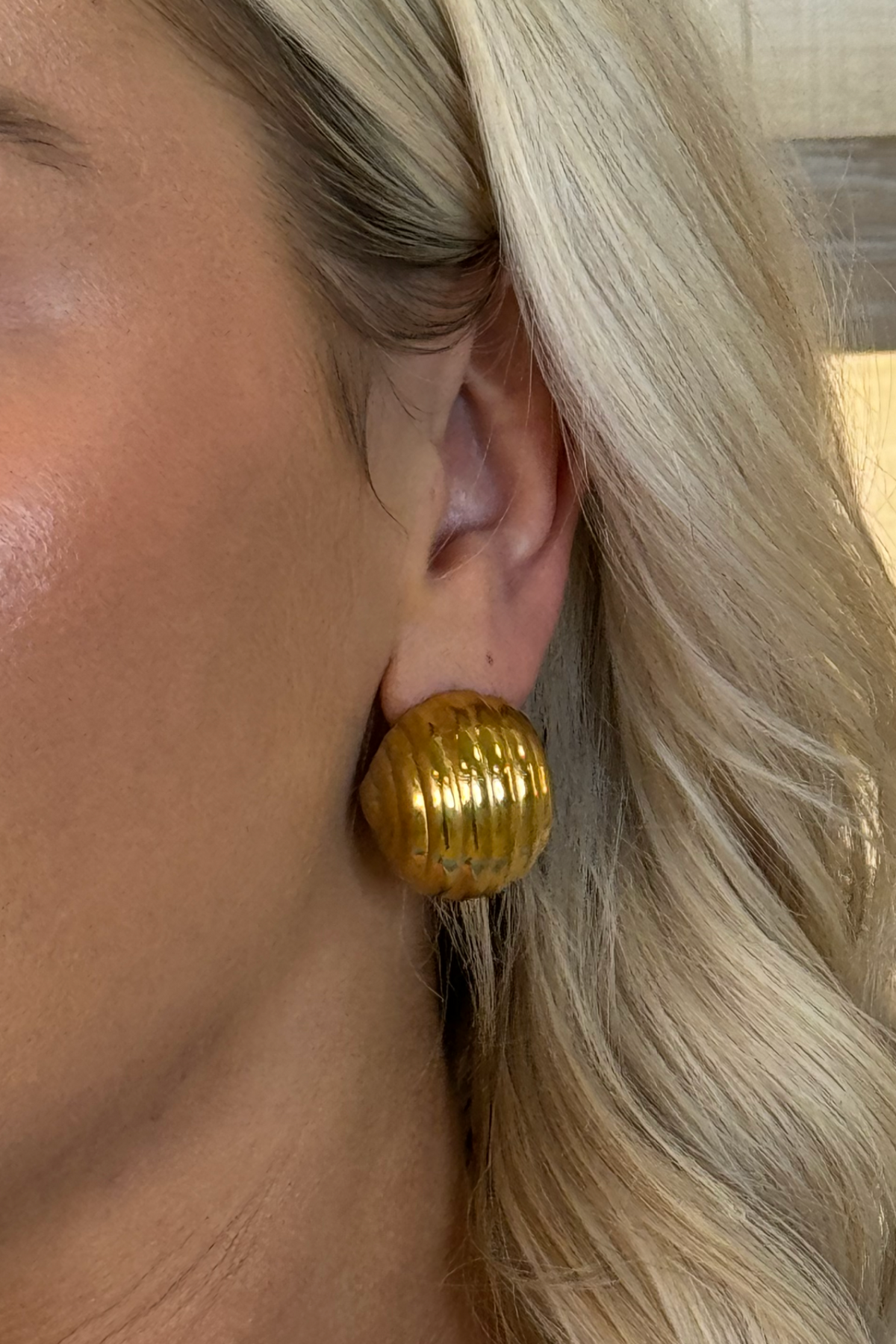 Mona Shell Earrings In Gold
