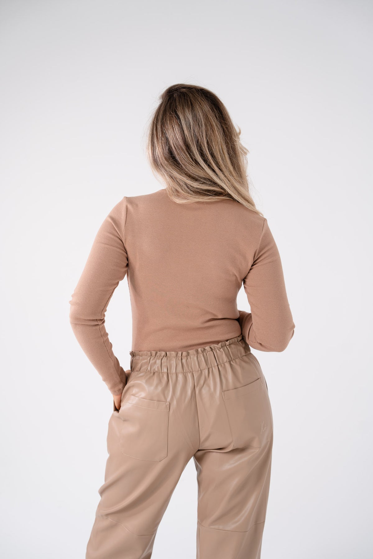 Love Laura V-Neck Ribbed Base Top In Coffee
