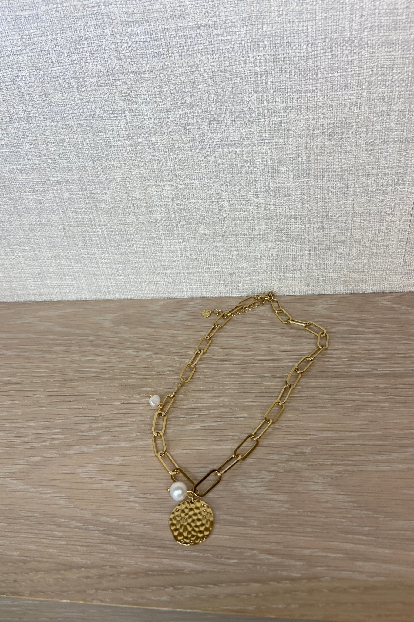 Beth Chain Link Necklace With Pearl In Gold - The Walk in Wardrobe