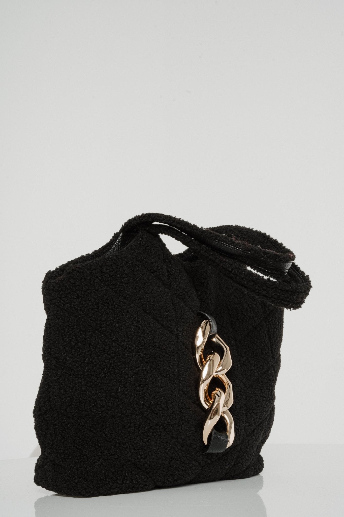 Beth Gold Chain Shearling Tote Bag In Black - The Walk in Wardrobe
