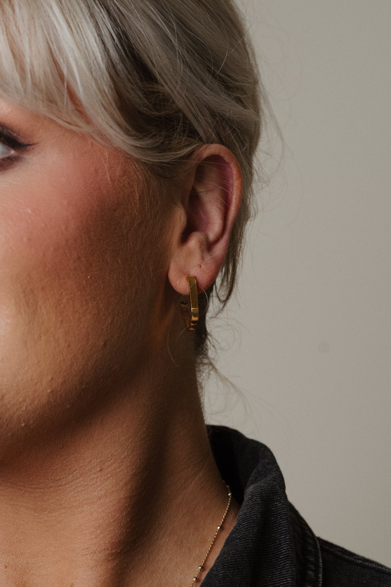 Beth Hoop Earring In Gold - The Walk in Wardrobe