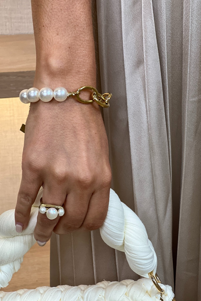 Erin Chunky Bracelet With Pearl In Gold - The Walk in Wardrobe