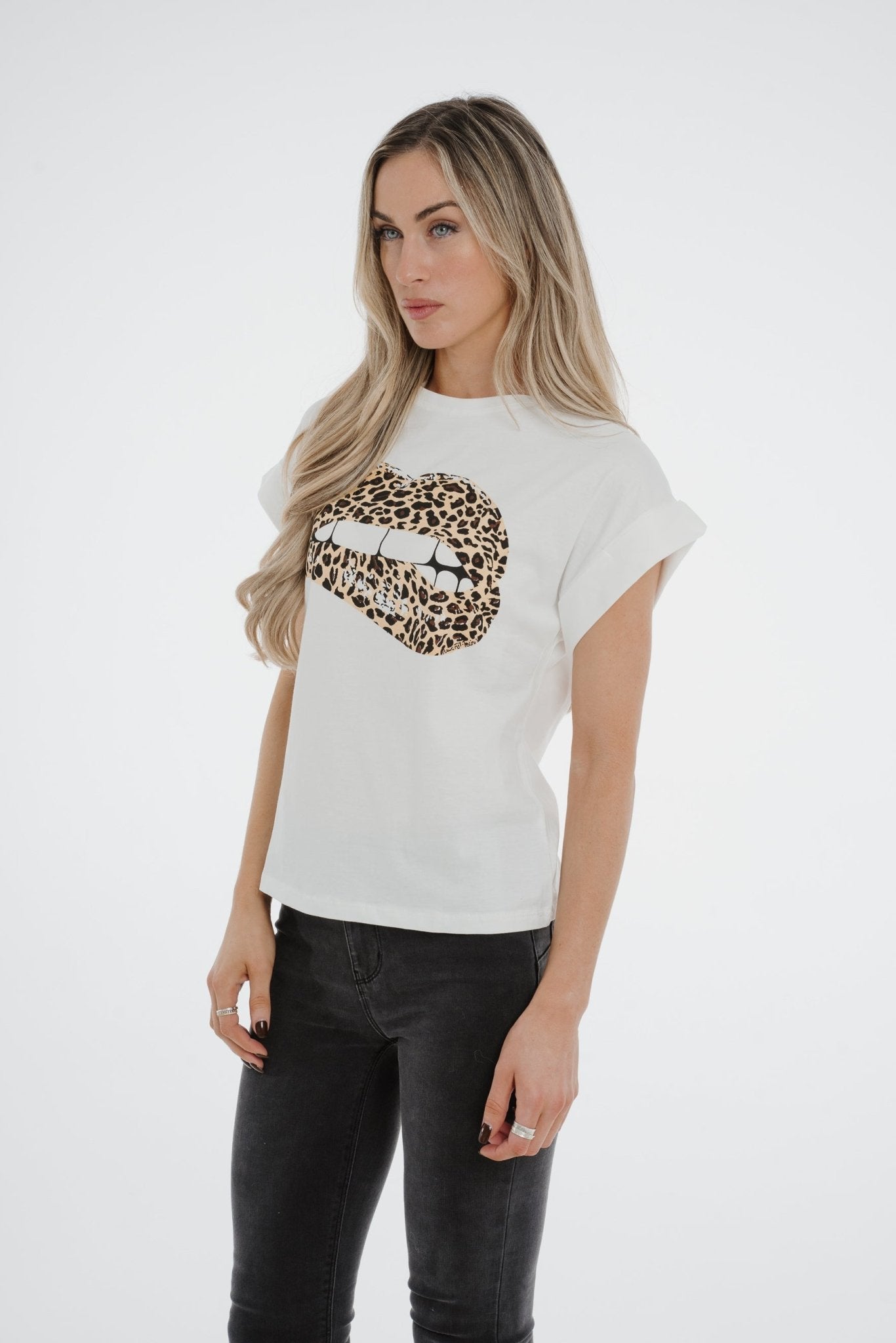 Taylor Graphic T-Shirt In White - The Walk in Wardrobe