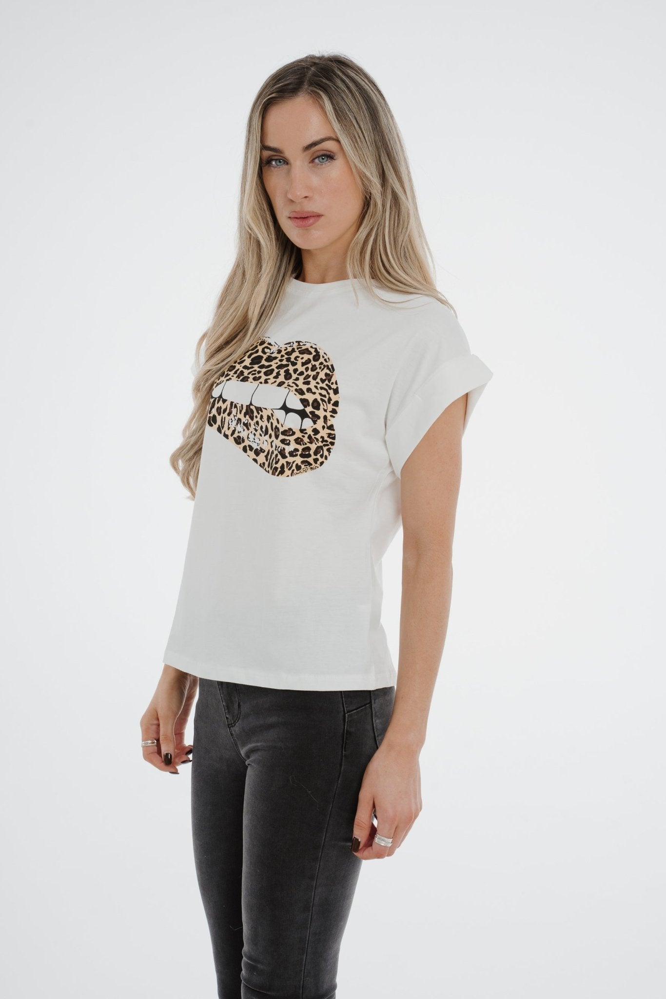 Taylor Graphic T-Shirt In White - The Walk in Wardrobe